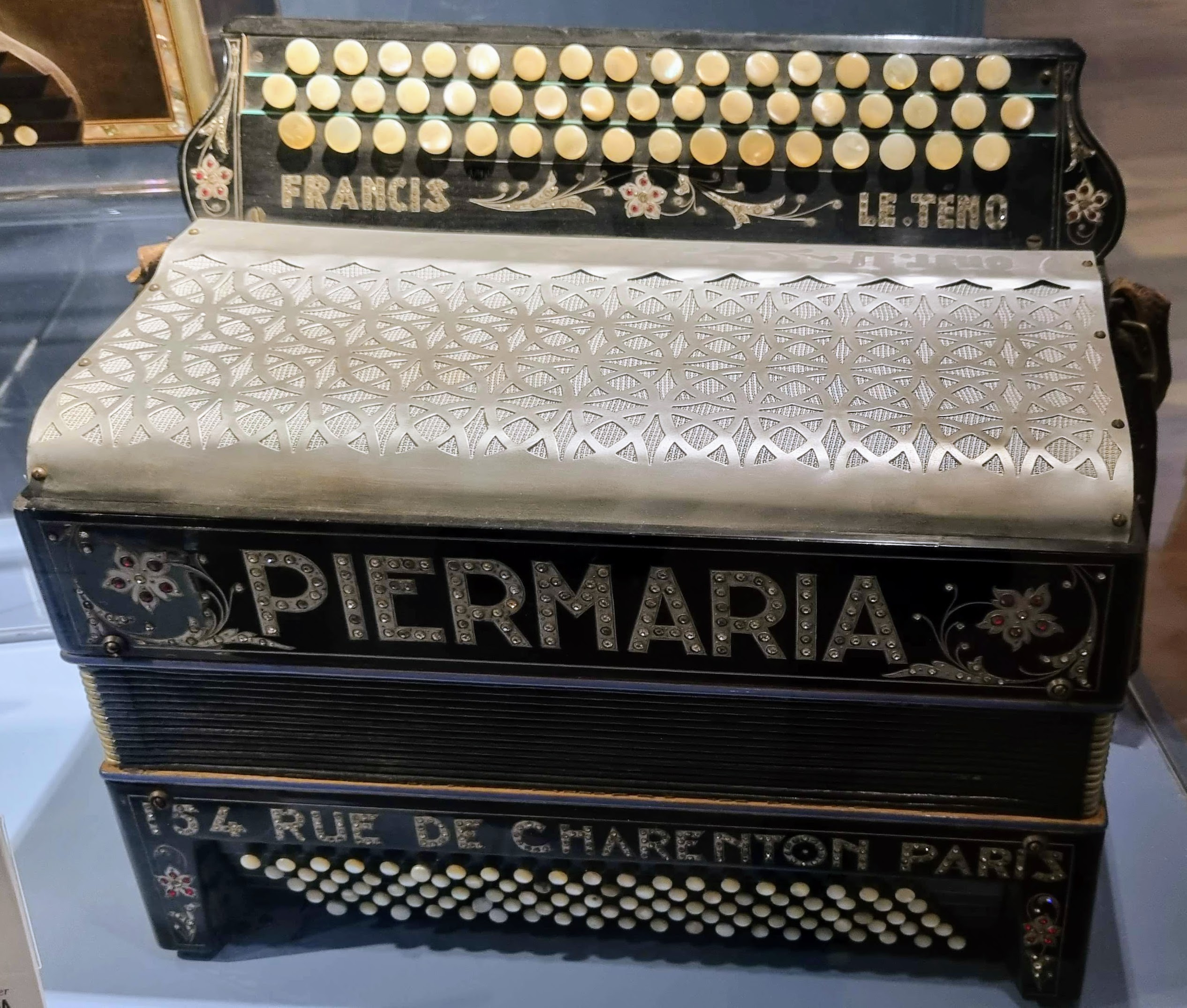 Akordeon w rodzinie instrumentów – dlaczego tak trudno go zaszufladkować?